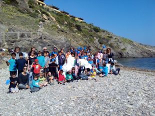 Una seixantena d'escolars recullen 18 quilos de residus a la Cala Tamariua