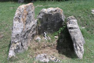 Un home troba una roca a Gombrèn que resulta ser un dolmen de més de 4.000 anys