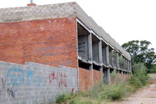 Un noi de 16 anys ferit greu en caure al buit mentre jugava en un edifici abandonat a Palafrugell 