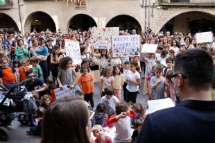 Concentració a Girona de pares i alumnes per reclamar la gestió del menjador escolar