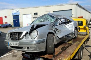 Mor el conductor d'un turisme en xocar contra un camió a la C-65 a Girona