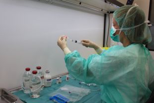 Entra en funcionament la nova zona estèril on preparen els medicaments al Trueta