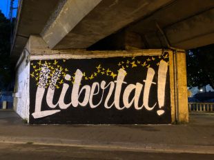 El CDR de Girona pinta un mural amb la paraula ''Llibertat'' al viaducte del tren