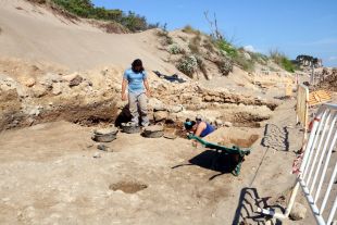 Un temporal de llevant posa al descobert restes de l'antiga ciutat grega a Empúries
