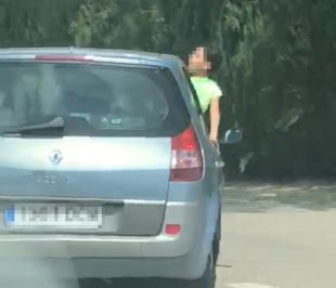 Condueix amb mig cos d'un menor fora de la finestra a Figueres