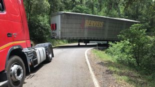 La carretera tallada per un camió bolcat a Riudarenes s'obrirà aquest matí