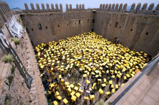 Més de mil persones tenyeixen de groc el Castell del Montgrí en la 6a pujada del Festival Ítaca