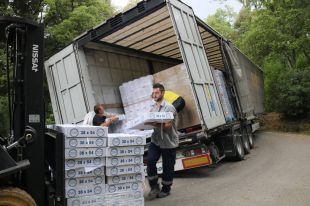 Retirat el camió bolcat a Riudarenes després de set hores de treballs