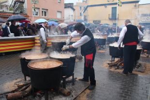 Vidreres reparteix 3.000 racions del tradicional Ranxo de Carnestoltes desafiant la pluja 