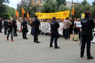 150 persones es concentren a Salt per protestar contra un acte organitzat per Tabàrnia