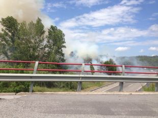 Un incendi talla la C-65 a Llagostera
