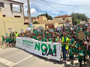 800 persones fan una marxa per reclamar la construcció d'un nou institut-escola a Verges