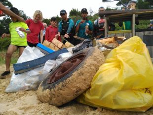 Recullen 300 quilos de brossa a l’espai litoral Castell-Cap Roig