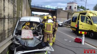 Un ferit greu i un menys greu en un xoc entre un cotxe i una furgoneta al Far d'Empordà