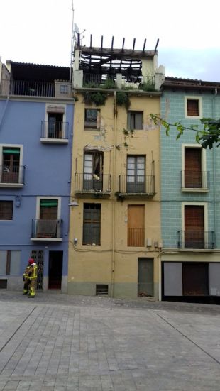 S'esfondra un edifici deshabitat d'Olot i obliga a desallotjar les famílies veïnes