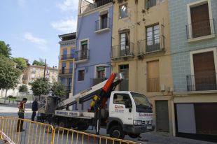 Els tècnics avaluen l'estat de l'edifici esfondrat al nucli antic d'Olot