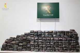 Detingut un conductor que duia 258 quilos d'haixix amagats a la furgoneta a la Jonquera