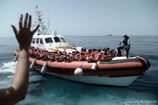 Girona s'ofereix per acollir refugiats del vaixell Aquarius
