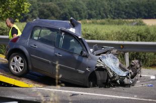 Mor la conductora d'un turisme en xocar contra un camió a l'N-II a Fornells de la Selva