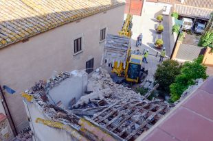 Llagostera enderroca una casa per a recuperar un tram de muralla medieval