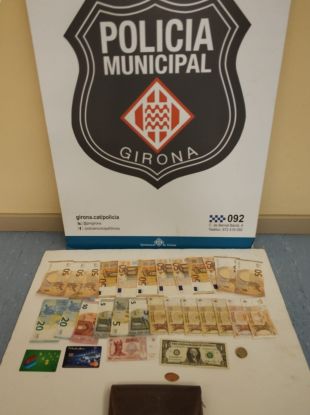 Detingudes dues carteristes que van robar uns 700 euros a un turista dins una botiga de Girona