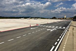 L'aeroport de Girona inverteix 150.000 euros per renovar el vial on aparquen els avions