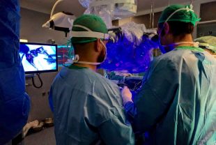 El neurocirurgians del Trueta comencen a extirpar tumors cerebrals guiats per immunofluorescència