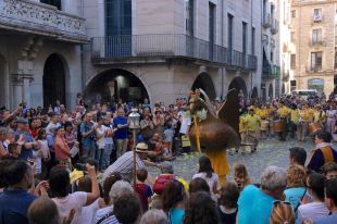 La Flama del Canigó visita la Catedral de Girona acompanyada per centenars de persones