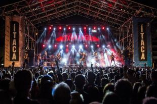 Més de 8.000 persones omplen la platja de l'Estartit en la Revetlla del Festival Ítaca