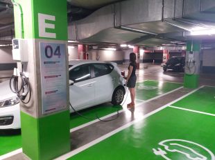 L’Espai Gironès ofereix quatre punts de recàrrega gratuïta per a vehicles elèctrics