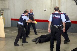 La policia redueix amb la pistola elèctrica un home que duia hores atrinxerat a casa a Palafrugell