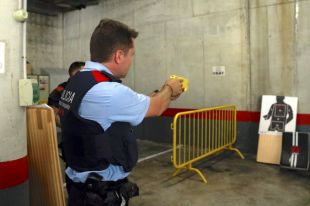 Els Mossos estrenen la pistola elèctrica en una agressió a una dona i la seva filla en un bar de Salt