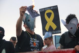 Tensió a Aiguaviva entre els defensors i contraris a la presència del Rei als premis FPdGi