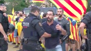 Detingut un membre del CDR durant les protestes contra Felip VI a Vilablareix