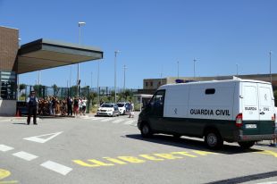 Dolors Bassa i Carme Forcadell arriben a la presó del Puig de les Basses de Figueres