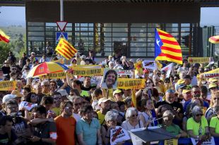 Més de 500 de persones es concentren davant de la presó de Figueres demanant llibertat pels presos polítics