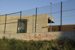 Els Mossos d'Esquadra identifiquen un jove per fer un pintada durant la concentració al Puig de les Basses