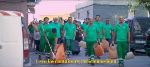La brigada de neteja del barri gitano de Figueres presenta un videoclip per sensibilitzar als veïns en el reciclatge