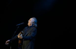 Una laringitis deixa fora de combat a Serrat i cancel·la el concert de Porta Ferrada