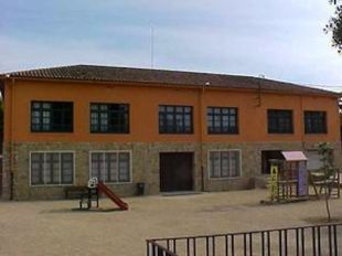 Una trentena de nens del CEIP de Breda no van a classe per les continues agressions d'un alumne 