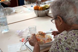 Bescanó ofereix dinars a 3 euros a persones de més de 65 anys perquè mengin acompanyats