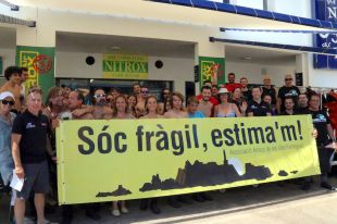 Mig centenar de submarinistes protesten a les Illes Formigues per la pesca de corall vermell