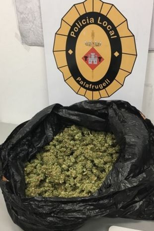 La Policia Local de Palafrugell atrapa tres homes amb un quilo i mig de marihuana al cotxe