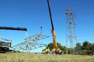 Comencen a desmantellar la línia de 132 kV entre Juià i Santa Llogaia que es va compactar amb la MAT