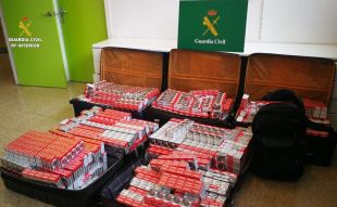 Intervinguts més de 6.500 paquets de tabac de contraban amagats en dos autobusos a la Jonquera 