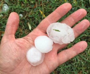 Una espectacular tempesta amb pedra deixa 40 litres en mitja hora a Girona
