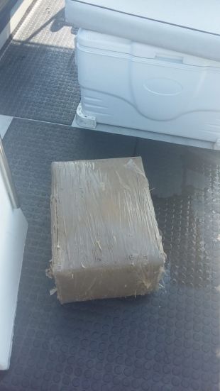 La unitat marítima de la Policia Local de Palamós localitza un fardell amb 33 quilos d'haixix