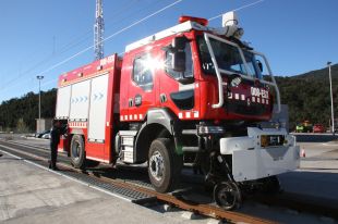 Els Bombers incorporen un camió adaptat per actuar en emergències dins el túnel del Pertús 