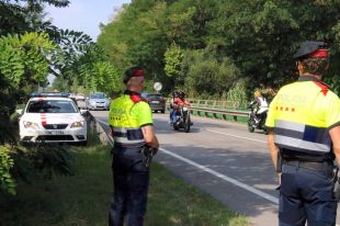 Denunciats a Girona 1.310 conductors en dotze dies per fer servir el mòbil o distreure's al volant