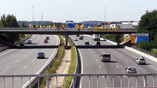 L'ANC penja pancartes en suport als presos polítics en una trentena de ponts gironins de l'AP-7